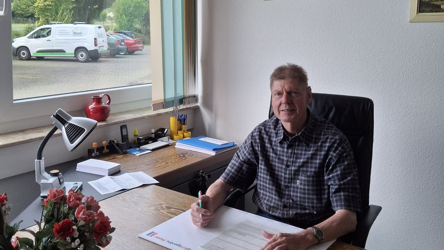 Ortsbürgermeister Klaus-Werner Hanelt an seinem Schreibtisch im neuen Büro in Klein Lengden